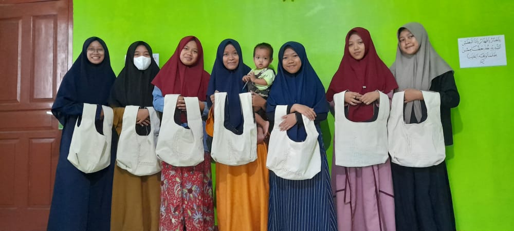 Pelatihan Membuat Tote Bag Multifungsi di Pesantren Sirajul Huda Kab. Bandung