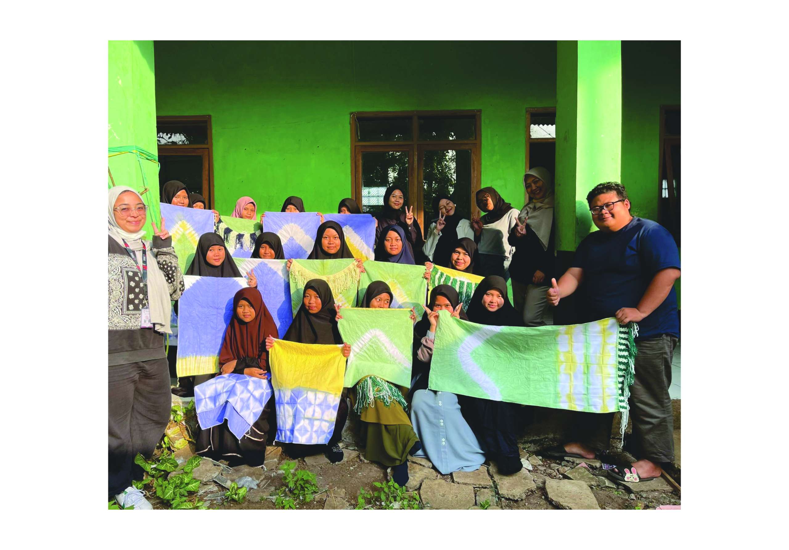 Pelatihan Pengembangan Produk Sajadah Travel Dengan Aplikasi Structure Textile: Macrame Sebagai Elemen Dekoratif Di Pondok Abu Wildan – Sumedang