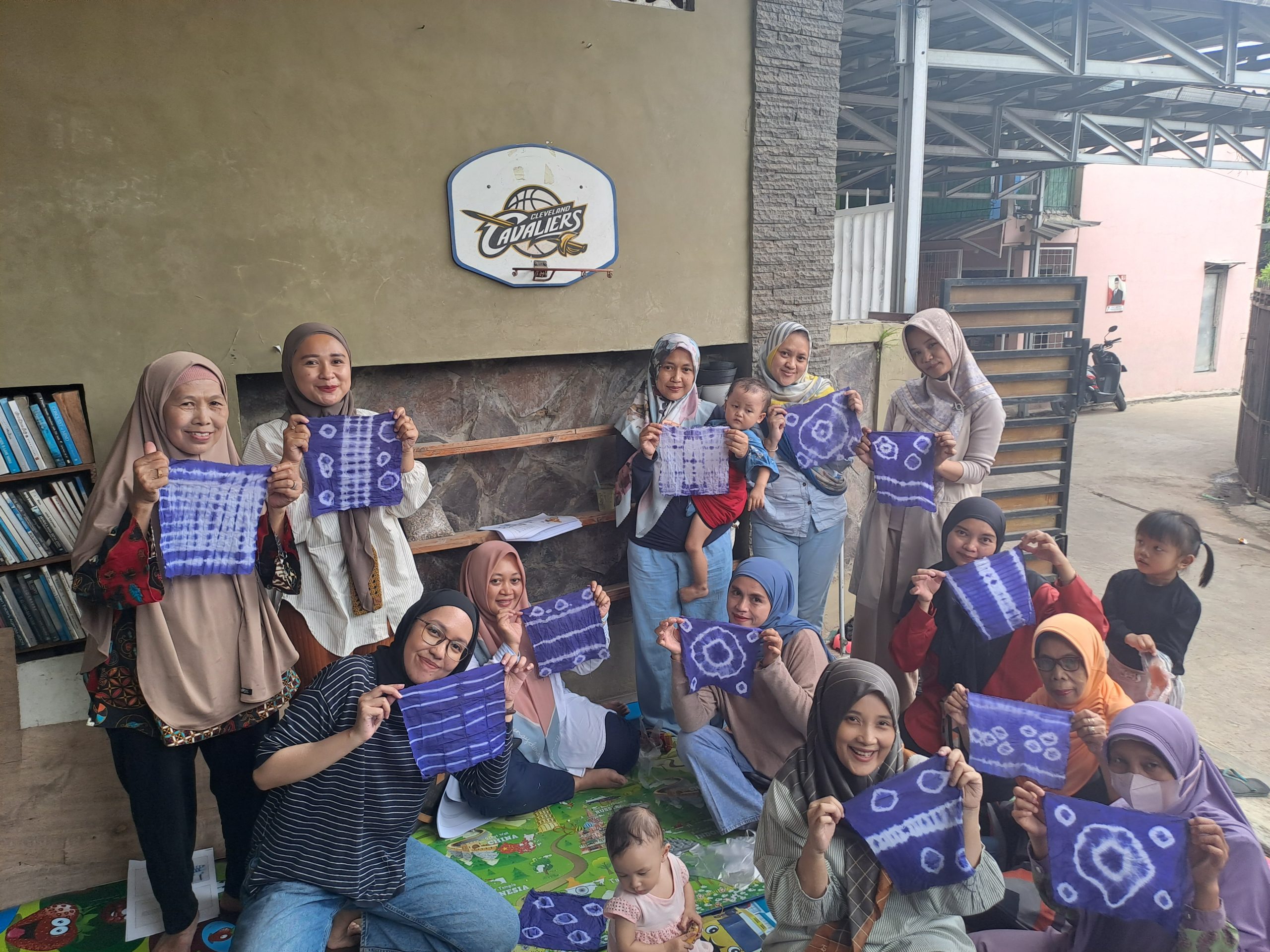 WORKSHOP KREASI KAIN (TIE DYE) BERSAMA IBU-IBU PKK DI DESA CIMAREME PADALARANG