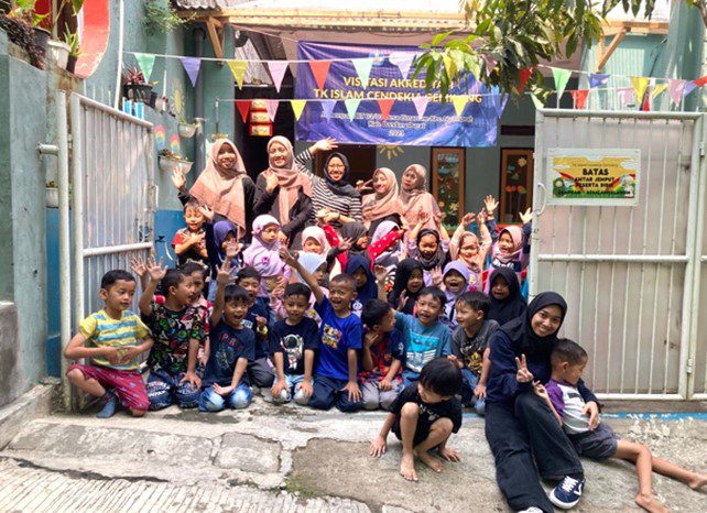 Pengembangan Keterampilan Motorik Halus Anak Usia Dini Melalui Workshop Play-Based Learning Dan Perancangan Produk Kriya Kreatif Untuk Mendukung Rencana Pengembangan Unit Usaha Sekolah