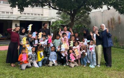 Pengembangan Kemampuan Literasi Dini dan Pembuatan Prakarya Kriya Sederhana Menggunakan Metode Learning by Doing bekerjasama dengan Perpustakaan Anak di Bandung